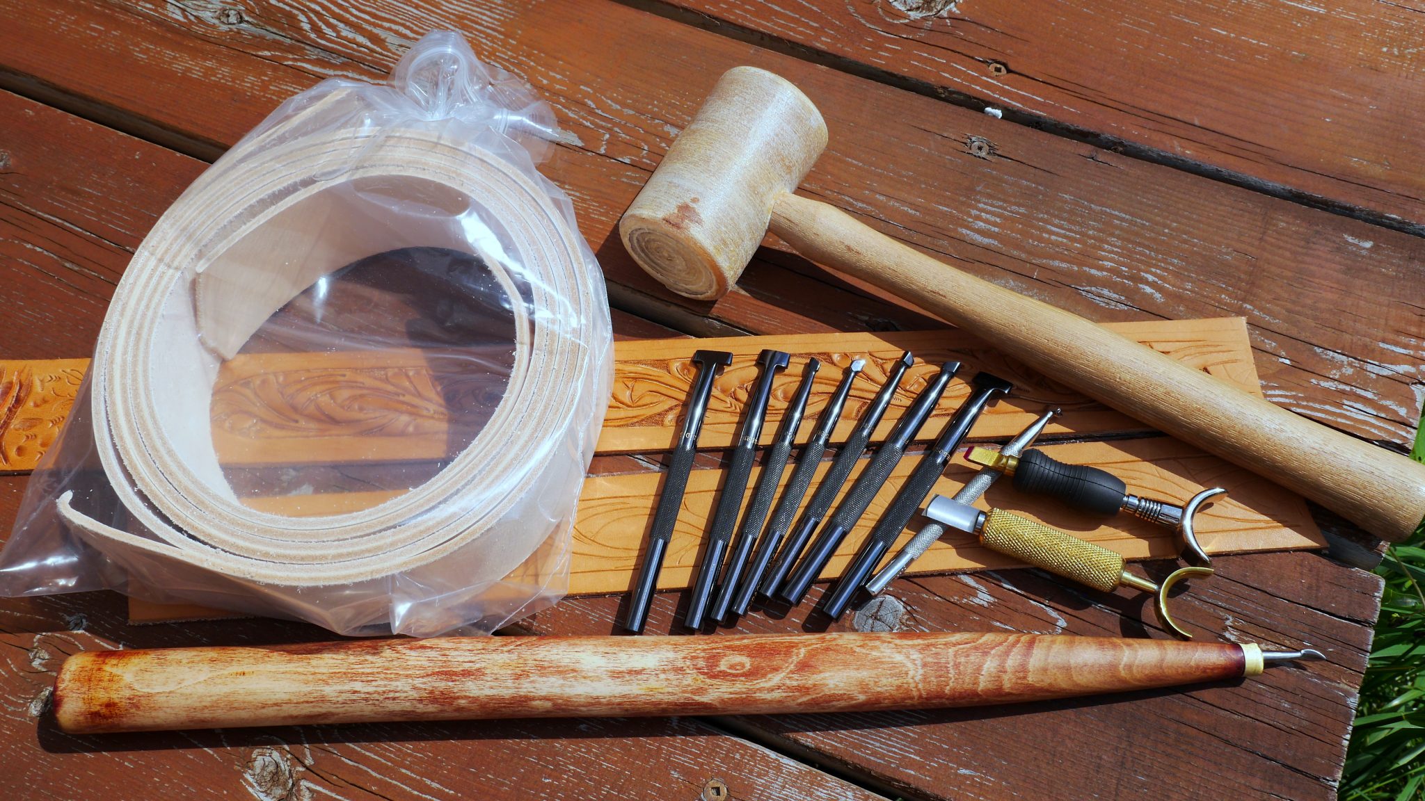 Leathercraft tools for carving and tooling leather. – Pikva